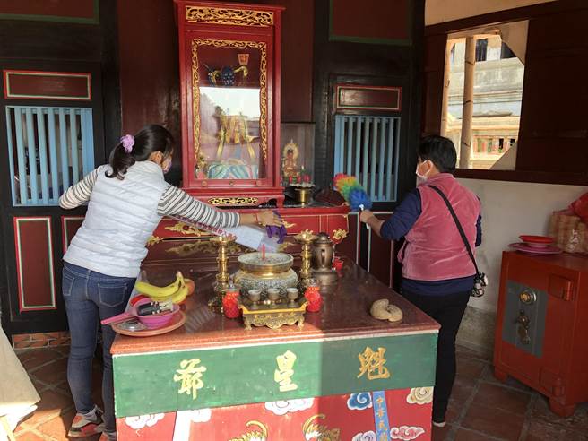 「奎閣」疑遭人為破壞，日常維護管理人清掃現場。（李金生攝）