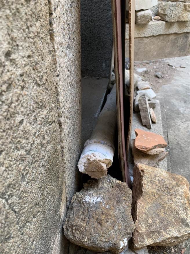遺失的竹節窗原有建材在附近巷子尋獲，虛驚一場。（金門縣文化局提供）