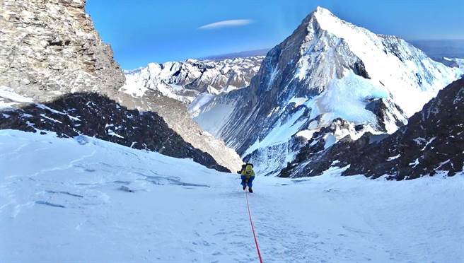 台湾极限登山冒险实践者曾格尔2022年7月22日登上世界第二高峰K2。此图非当日，为过去登山照。（潘义祥提供／戴上容新北传真）