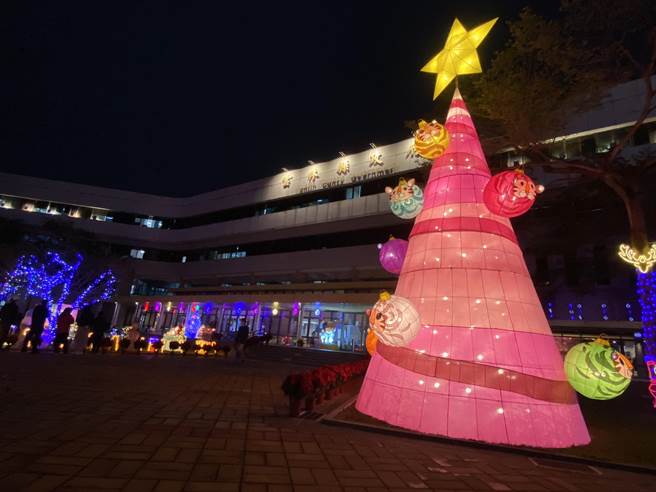云林县府广场今年的耶诞树是粉红色、8米高的装置，挂着大颗彩球，广场四周布置五彩耶诞灯泡，预计摆放到明年1月10日。（周丽兰摄）