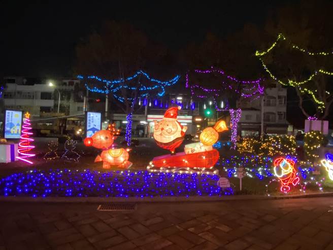 耶诞树旁四周布置五彩耶诞灯泡。（周丽兰摄）