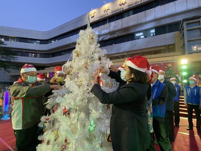 县长张丽善与神父及牧师共同悬挂许愿卡。（周丽兰摄）