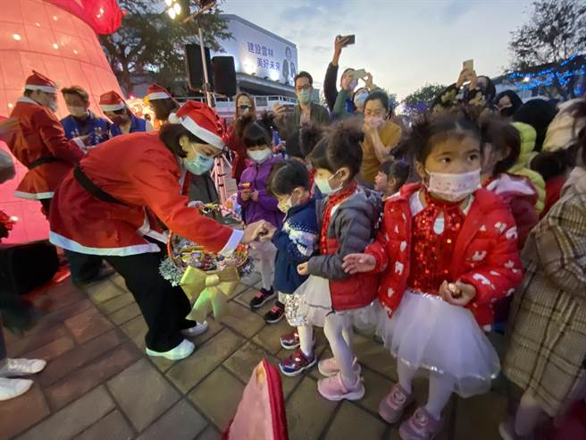 县长张丽善穿着耶诞装发糖果给小朋友们。（周丽兰摄）