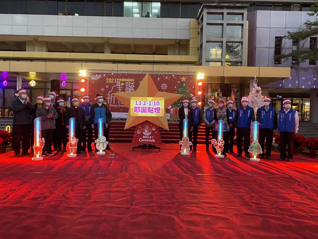 县长张丽善率县府一级主管，与天主教嘉义教区、基督长老教会嘉义中会一同点亮耶诞树主灯。（周丽兰摄）