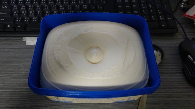 民眾不解，为何冰淇淋中间竟然凹了一个大洞。（图／翻摄自脸书《Costco好市多 商品经验老实说》）