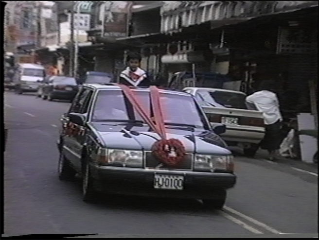 20年前台南市玉井区一家幼稚园举办热闹毕业典礼，小朋友坐礼车游街。(郑淑惠提供／刘秀芬台南传真)