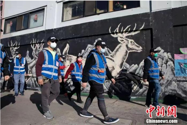 2021年3月，一支由美国加州奥克兰唐人街商户和居民自发组成的义工安全巡逻队在唐人街巡逻。新冠疫情暴发以来，美国一些城市连续发生针对亚裔的歧视和暴力犯罪事件。（中新社）