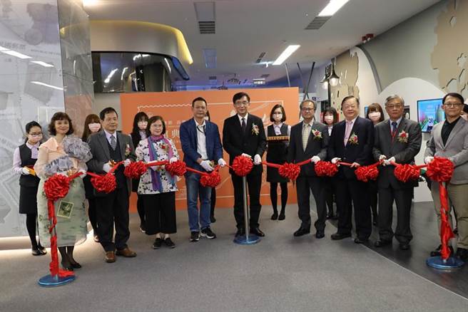 中华邮政公司基于馆藏资源分享理念，于高雄车站旁之站前大楼2楼设立邮政博物馆高雄馆，服务南部地区民眾，并于2日举办开幕典礼。（图／中华邮政公司提供） 
