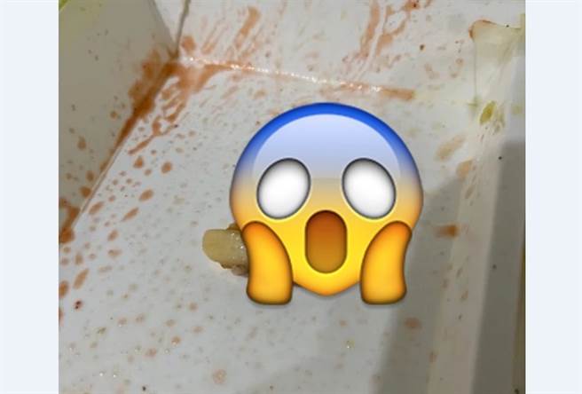 一名网友表示，吃便当咬到「断掉的手指」，上面还有长长的指甲，超惊悚照片曝光让网友吓疯。(图/截自Dcard)