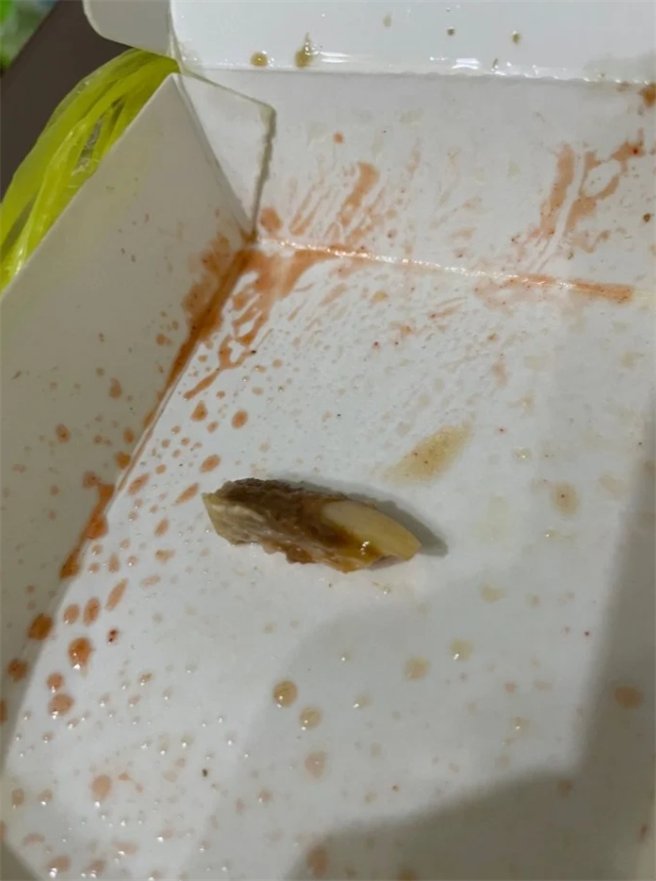 有网友认为，照片中像指甲的部分应该是动物的软骨，旁边包覆的是肉。(图/截自Dcard)