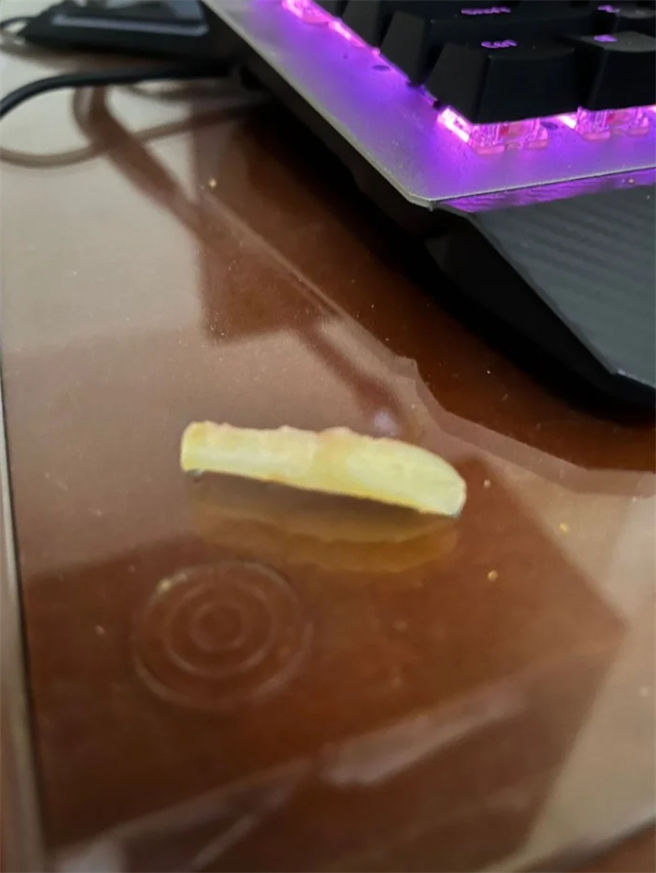 原PO后来又补上照片释疑，原来就是一根很长的软骨。(图/截自Dcard)