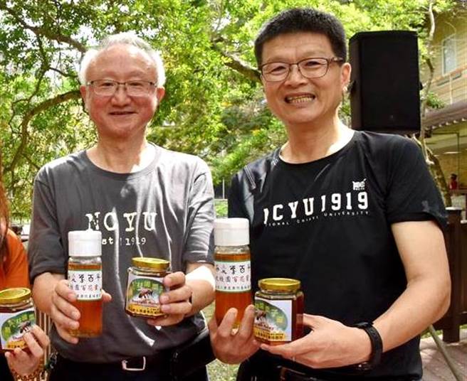 嘉义大学木质材料与设计学系教授林翰谦（右）今通过校长遴选委员会遴选，将成为嘉大第8任校长，左为现任校长艾群。（本报资料照）