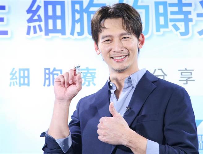 温升豪被孩子讚「爸爸很帅」十分开心。（陈俊吉摄）