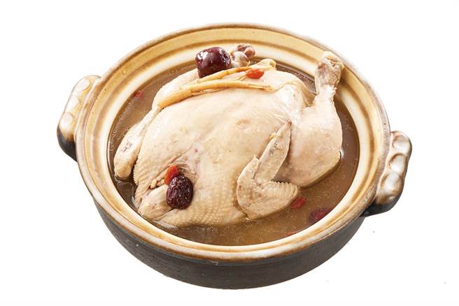 家乐福汤锅羹金钻赏「麒王府瑶柱人蔘糯米鸡」，2200g，528元。（家乐福提供）