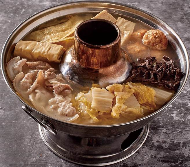 家乐福汤锅羹银钻赏「逸湘斋东北酸菜白肉锅」，1500g，348元。（家乐福提供）