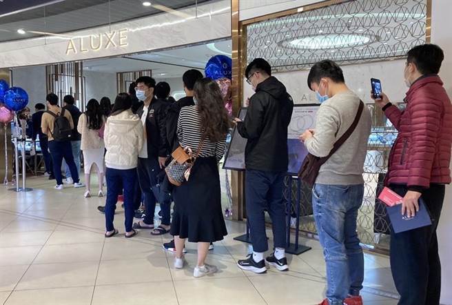 大新竹新婚人口增，趁周年庆抢买结婚相关精品珠宝人潮不断。（图／巨城提供）
