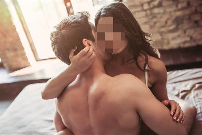 一名混血男模拍下与女性友人的激战片，打上马赛克上传推特，不过技术太差让女友人「露脸」，气炸报案。（示意图，达志影像/shutterstock）