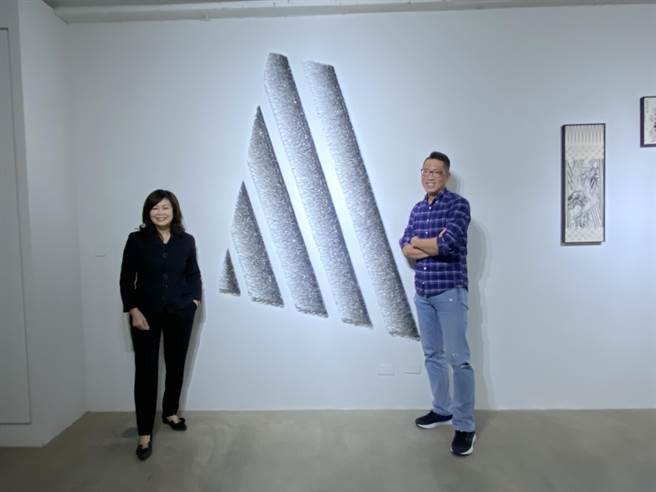 龍寶建設董事長張麗莉與策展人張禮豪，為臻品藝術中心31周年展，開發不同的視野。（盧金足攝）