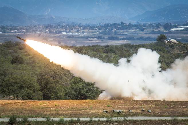 美日将展开「坚决之龙21」联演，会是美军首度在运用EABO概念下，于日本进行HIMARS的长距离空运与快速打击演练。图为美军试射HIMARS。（图／DVIDS）