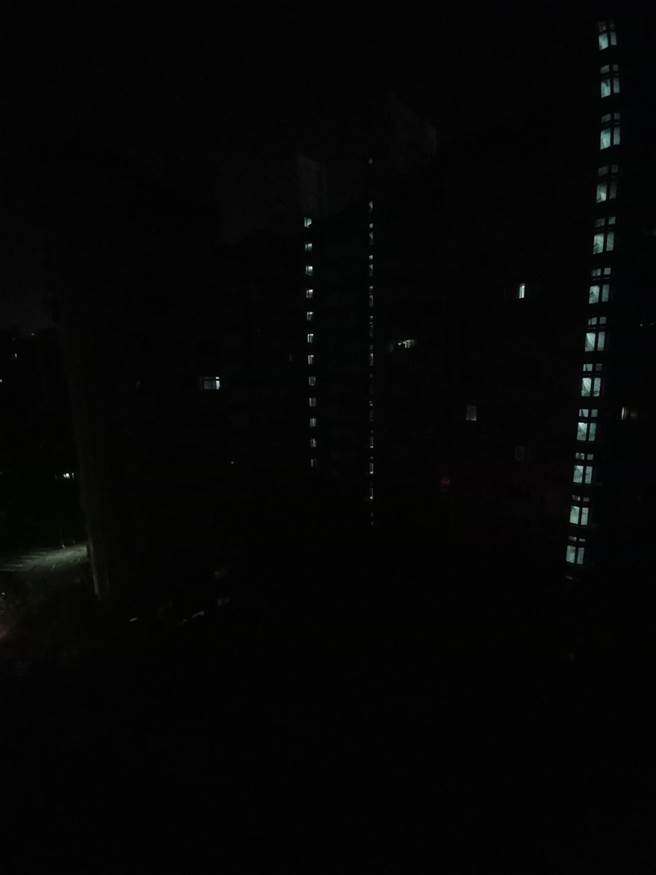 林口晚間無預警停電，共4527戶受影響，整個社區漆黑一片。（圖／翻攝臉書林口大家庭）