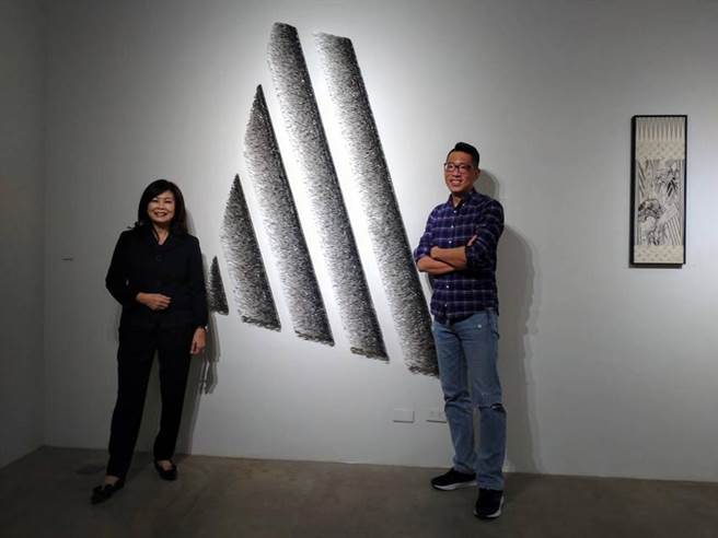 臻品艺术中心负责人张丽莉（左）与策展人张礼豪，希望藉由展览的推动，用艺术来疗癒人心！图／曾丽芳