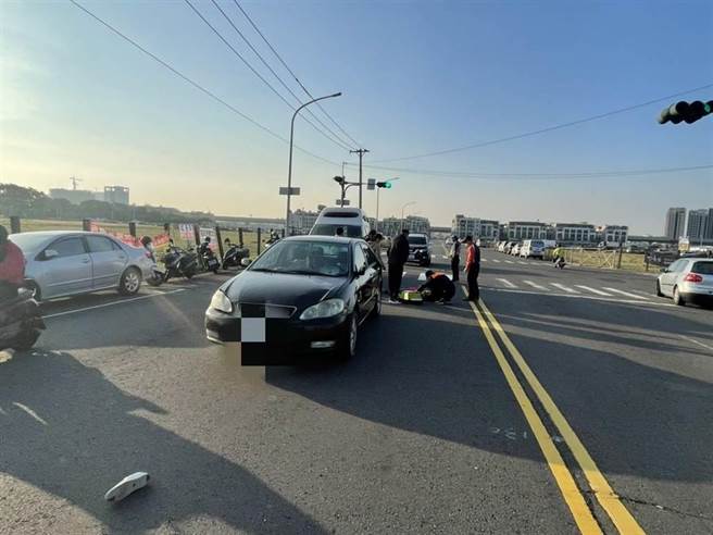 凤翔国中梁姓女老师1日上午执行导护工作时，遭自小客车闯红灯撞上。（翻摄照片）