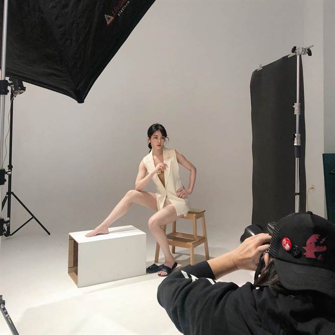 舒子晨晒火辣工作照。(图／翻摄自舒子晨脸书)