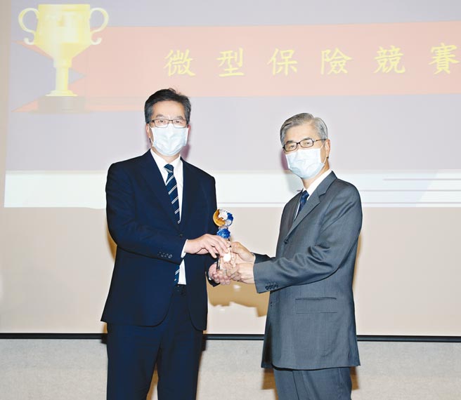 永达保经获2021年微型保险竞赛-保险辅助人组第一名，由金融监督管理委员会主委黄天牧（右）颁奖，永达总经理陈庆鸿（左）代表受奖。图／永达提供