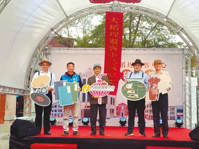 工务局副总工程司曾俊杰（左起）、陈炳甫议员、台北市政府副秘书长简哲宏、观传局局长刘奕霆及台北迪化商圈发展促进会理事长徐庆棋带领揭彩仪式。图／陈爱珠