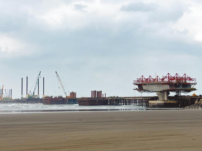 經濟部政務次長曾文生坦言，棧橋橋墩的興建過程確實影響到藻礁，強調受損的藻礁僅0.4公頃，但此說法等同打臉蔡英文總統「三接沒蓋在藻礁上」的說法。（郭吉銓攝）