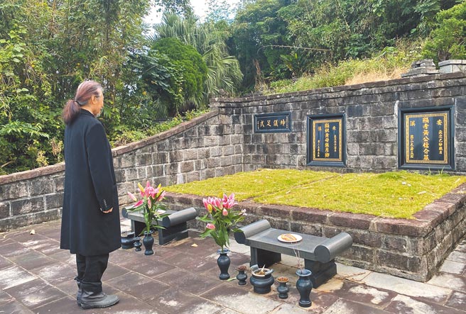 民进党前主席施明德1日来到前主席黄信介墓前追悼。（摘自施明德脸书）