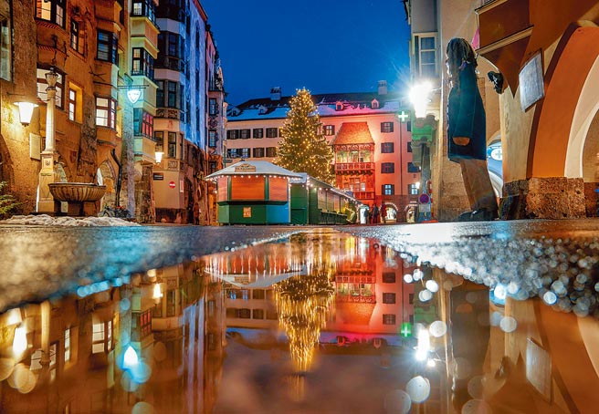 世卫建议各国，全面执行旅行禁令并不能完全阻断Omicron，反而会对经济造成严重影响。图为奥地利1处耶诞市集因防疫关闭，只剩耶诞树矗立广场。（美联社）