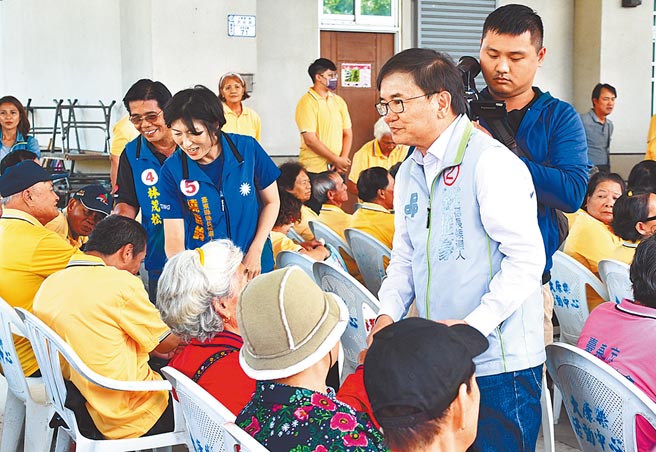 原住民選票是台東縣長選戰勝負的重要關鍵，圖為2018年縣長選舉，饒慶鈴與劉櫂豪在原鄉部落同框拜票。（莊哲權攝）