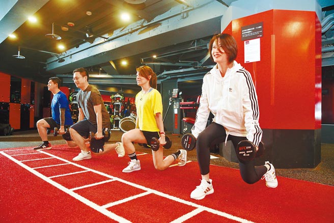 選戰即將到來，民進黨士林北投區市議員參選人林延鳳（右起）、中山大同區市議員參選人顏若芳、大安文山區市議員參選人趙怡翔、萬華中正區市議員參選人康家瑋4位擬參選人1日來到健身房，在教練指導下鍛鍊體能。（杜宜諳攝）