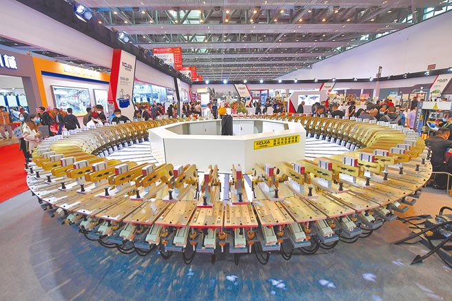 大陸國家統計局公布數據顯示，今年前3季國內生產總值（GDP）為人民幣82兆3131億元，按可比價格計算，年增長9.8％。圖為博覽會上展示的巨型製鞋機械設備。（中新社）