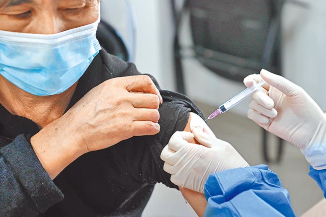 新冠疫情仍未結束，上海的醫護人員為市民接種疫苗。（中新社）