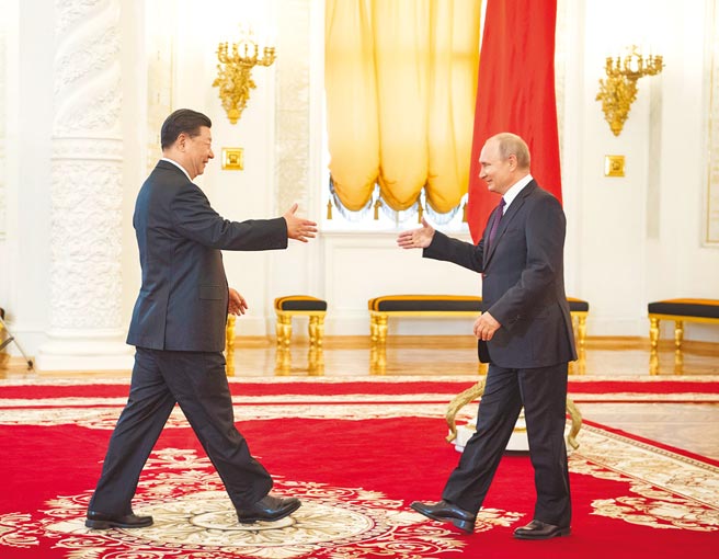 美國與中俄皆交惡，促成中俄關係自2018年以來各領域合作不斷升級。圖為中國國家主席習近平（左）2019年在莫斯科與俄羅斯總統普丁會談。（新華社）
