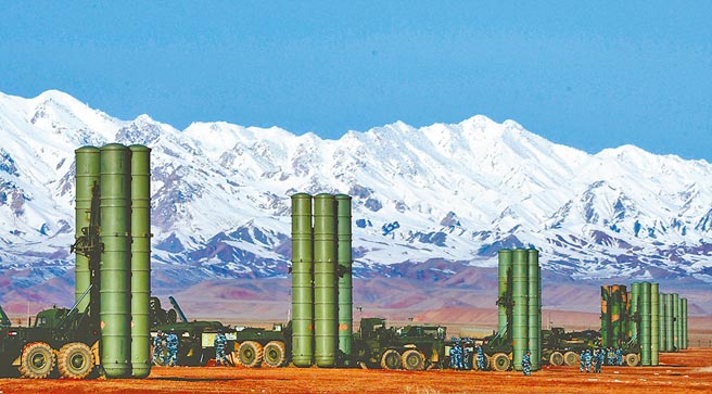 美国空军部长肯德尔（Frank Kendall）接受访问时指出，美中之间正进行超高音速军备竞赛。图为中共空军多支地对空飞弹部队参与演习。（新华社）