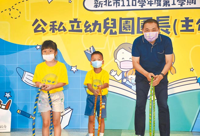 新北市公共化与准公共化幼儿园预计明年比例可达50％。图为新北市长侯友宜参加幼儿园活动。（新北市教育局提供／叶德正新北传真）