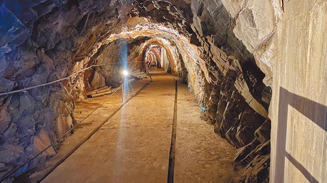 科幻电视剧《零下一九七》剧组透过台中市政府向台电商借德基电厂地下隧道拍摄。（王文吉摄）