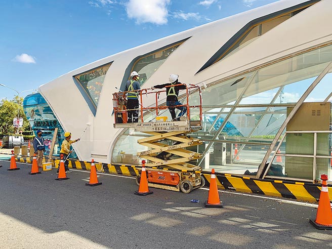 台中市府展開台灣大道公車站體美白作業，因臨時車站標示不清，民眾搭車霧煞煞。（陳淑華服務處提供／盧金足台中傳真）