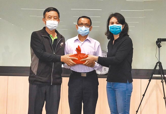 云林县斗南农会新任总干事张燕容（右）11月30日在斗南镇农会常务监事石明弘（中）监交下，从代理总干事、秘书李日煌（左）手中接下印信。（斗南镇农会提供／周丽兰云林传真）