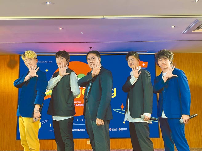 偶像街舞男团B.T.O.D与台南市长黄伟哲（中）即兴表演折手舞，炒热现场气氛。（洪荣志摄）