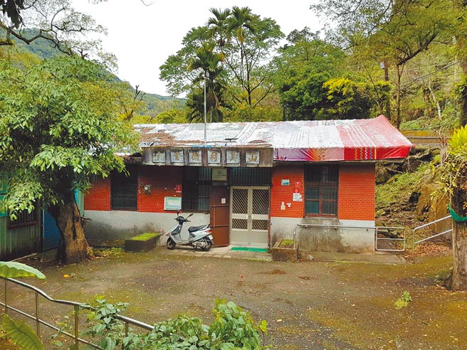 嘉義縣阿里山鄉山美衛生室因屋頂瓦片局部破損，一遇下雨就漏水，護理師僅能用帆布包覆屋頂，遮風擋雨。（嘉義縣政府提供／張亦惠嘉縣傳真）