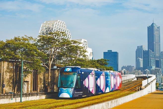 2022台灣燈會在高雄，輕軌彩繪列車即起發車啟動。（高巿府文化局提供／曹明正高雄傳真）