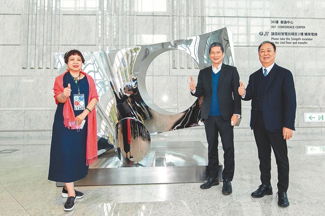 杨英风美术馆馆长王维妮（左起）、文化部部长李永得、台北101董事长张学舜昨出席「2022希望」艺术展开幕，身后是杨英风1993年的作品「辉跃一」。（台北101提供）