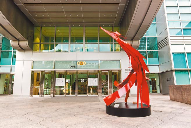 杨英风1970年创作的「凤凰来仪」，为大阪万国博览会中华民国馆的景观美化所创制，造型简约、现代，表现祥瑞神兽婉约的英姿。（台北101提供）