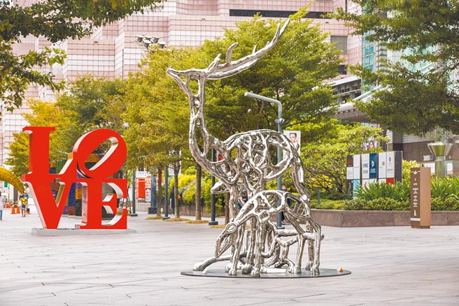 杨英风1962年创作的「梅花鹿」，运用书法线条、枝桠状的双角、秀拔的肢体，表现台湾特有的梅花鹿。（台北101提供）