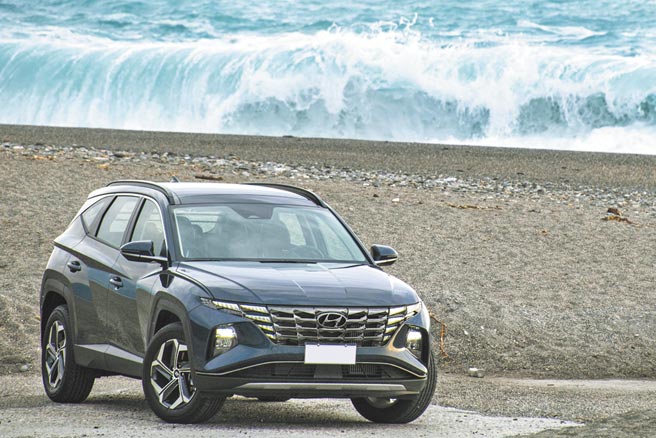 HYUNDAI Tucson L車身以鈑件摺線展現肌肉感，有如展翅造型的日行燈相當搶眼，試駕車為高階的GLT-B版（見圖），預接單價108.9萬元，另有GLT-A版，預接單價99.9萬元。（陳大任攝）