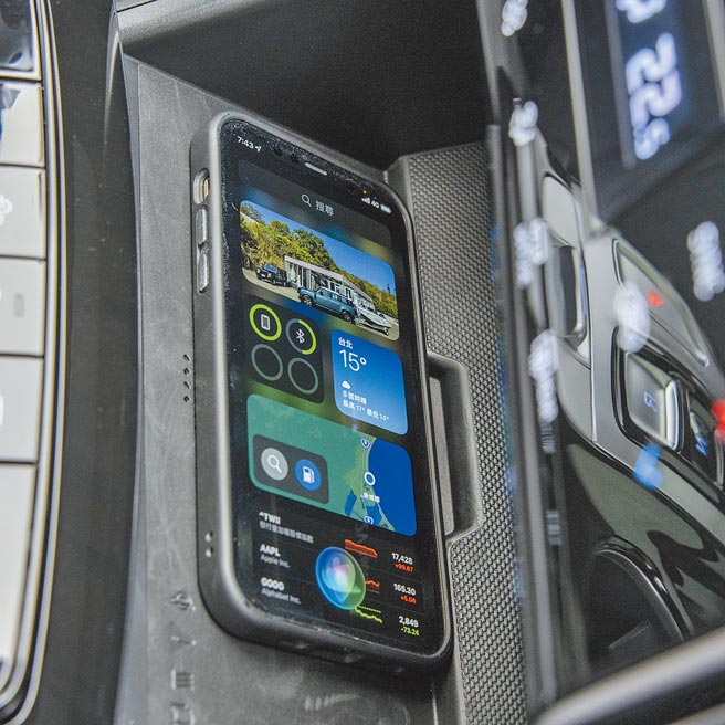 中控台下方儲物空間附加Qi無線充電座。（陳大任攝）